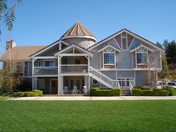Main House w/ Big Lawn