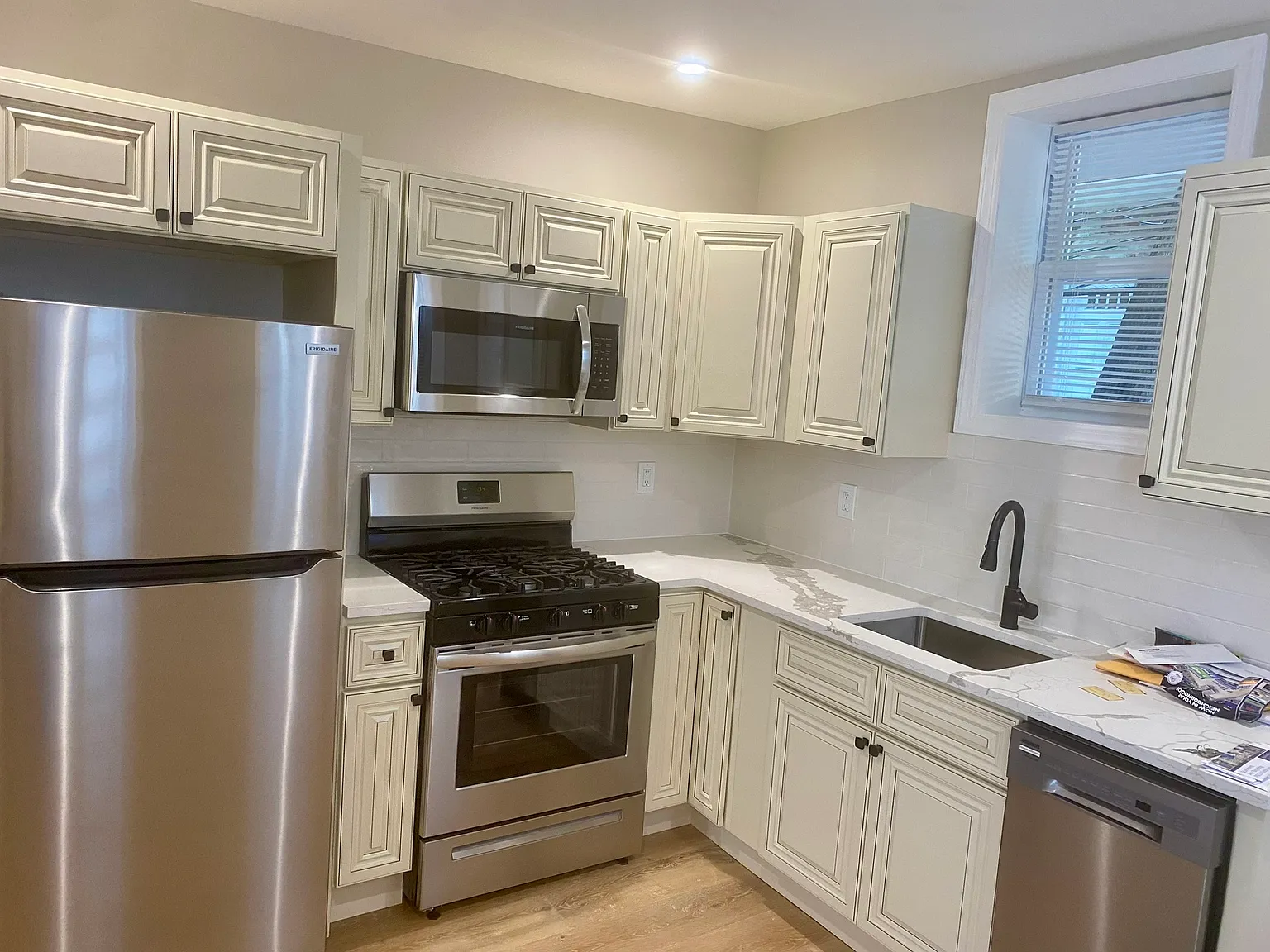 3 bed, 1.5 bath, 1088 sqft, $2,000 — Photo 3