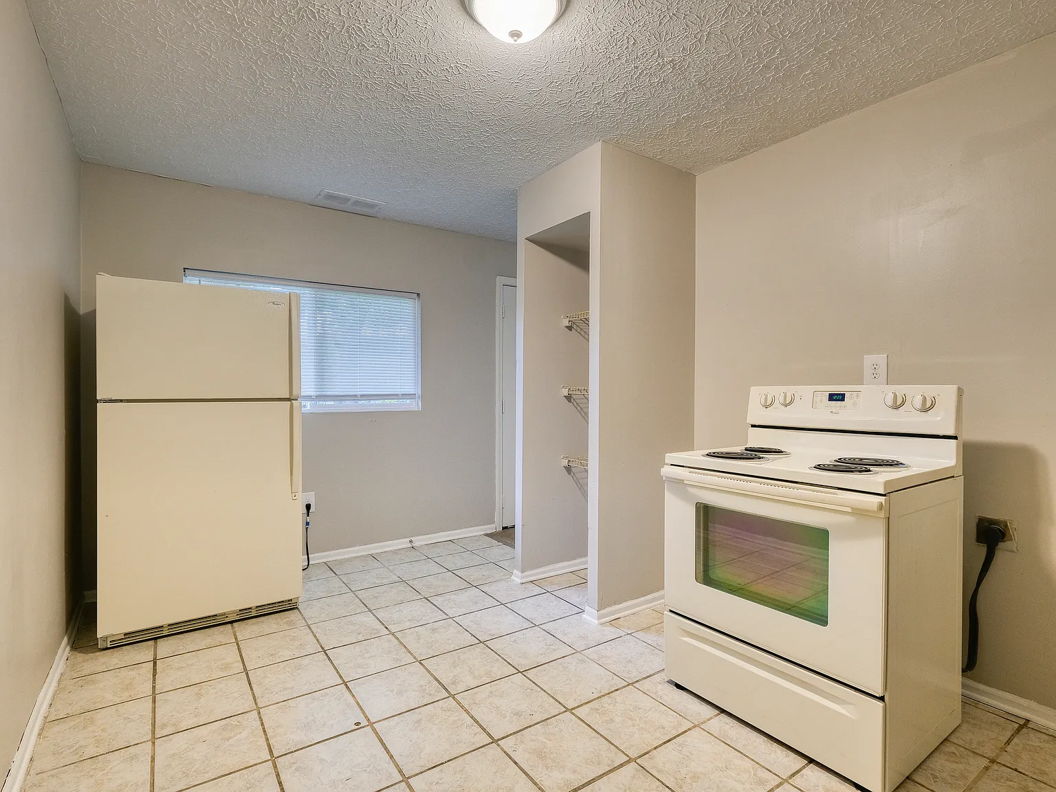 2 bed, 1.0 bath, 660 sqft, $950 — Photo 3