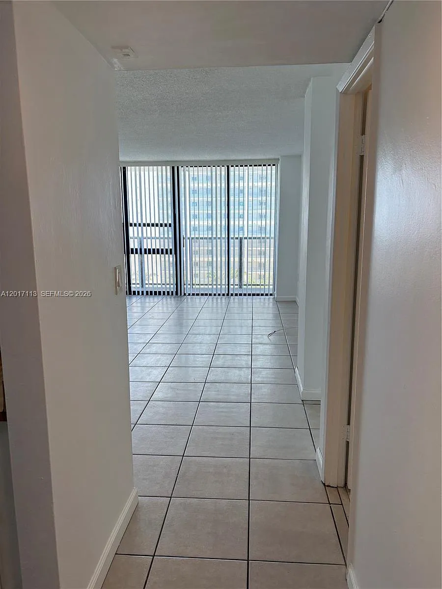 Building Photo - 600 NE 36th St #1515