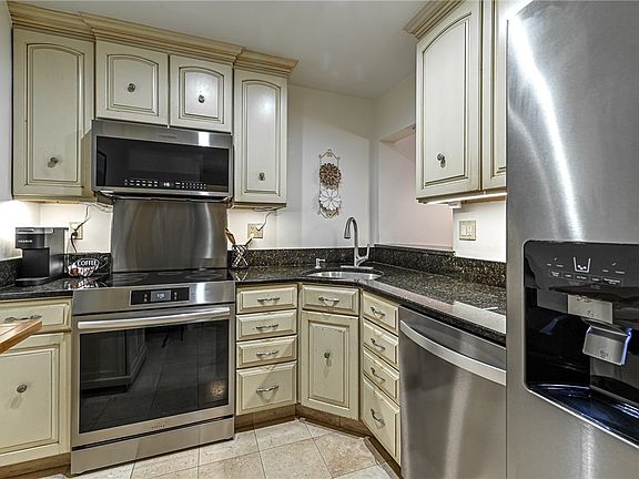 5th image of 112 Washington Pl APT 10G