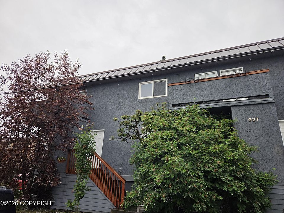 1st image of 927 Juneau St APT 6
