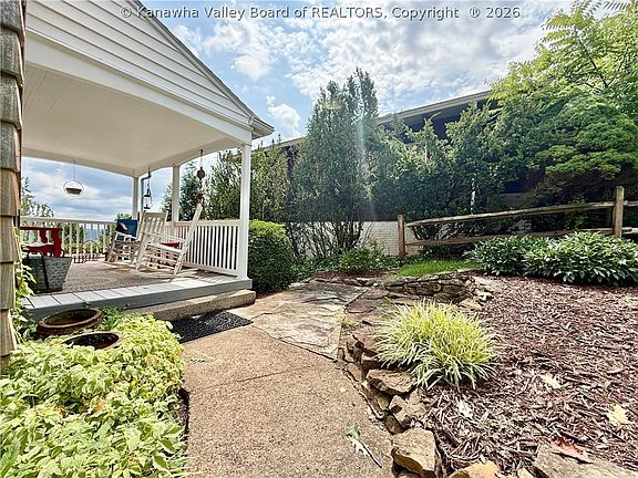 4th image of 319 Mount View Dr