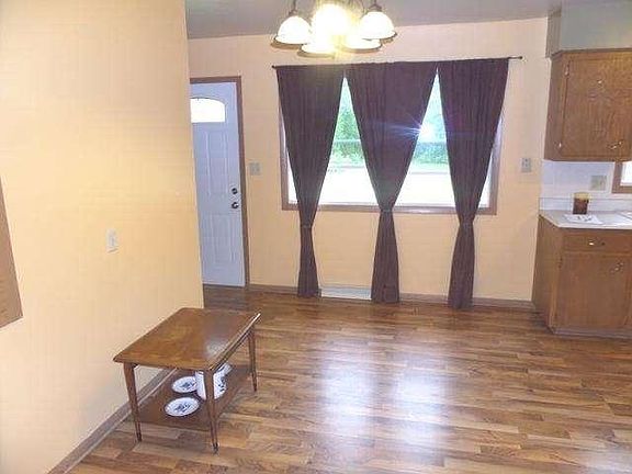3rd image of 836 Meadow Ln