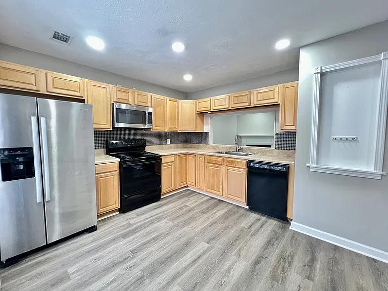 1804 Queen Anne Ct — Photo 4