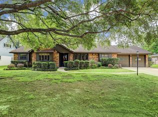 134 Cherry Tree Ln, Friendswood, TX 77546