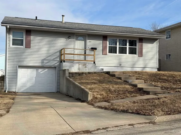 225 N Bellaire Ave, Freeport, IL 61032