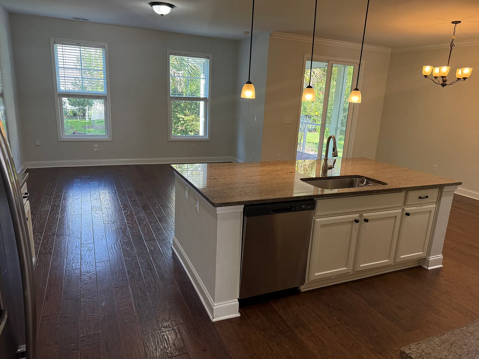 3 bed, 2.5 bath, 1936 sqft, $4,500 — Photo 3