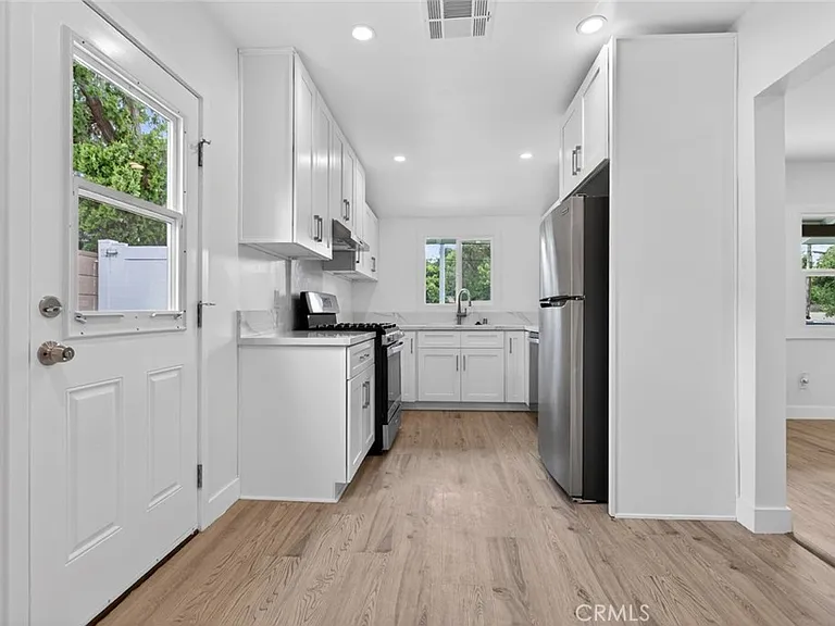 7359 Louise Ave — Photo 5