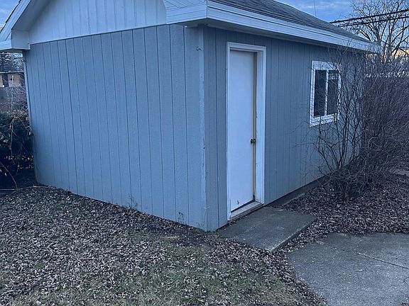 3rd image of 1530 N Park Dr
