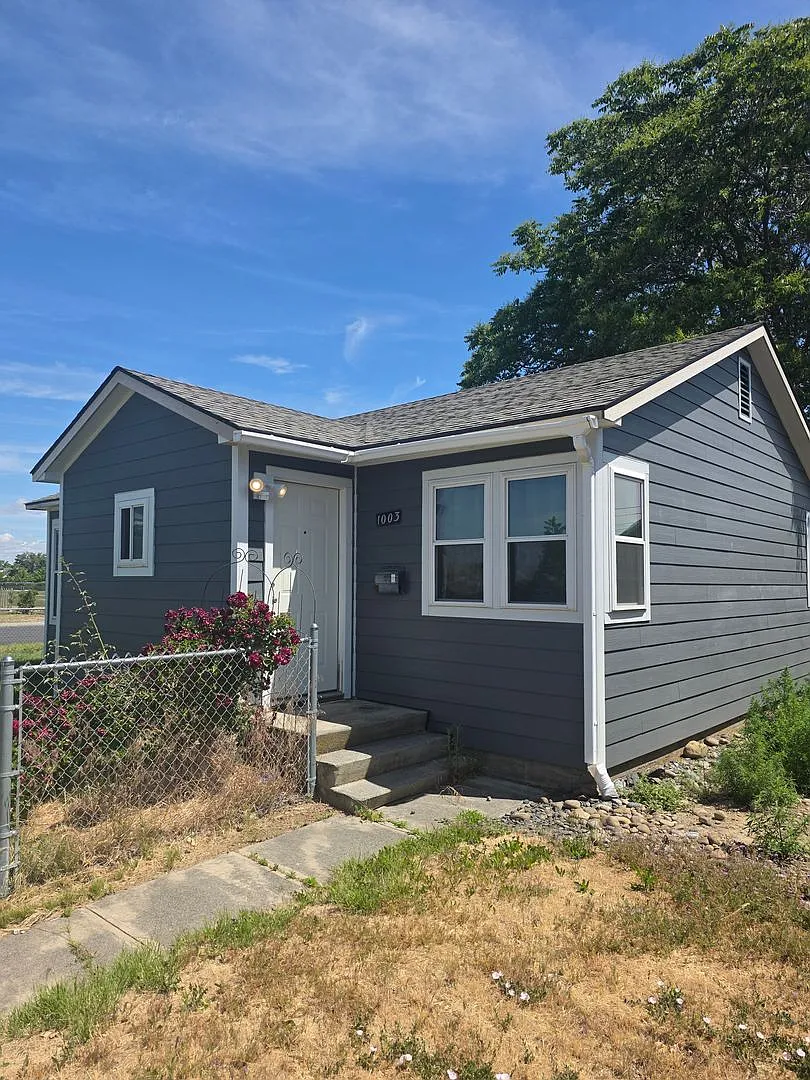 2 bedroom 1 bath house with Detached garage centrally located in Moses Lake — Photo 1