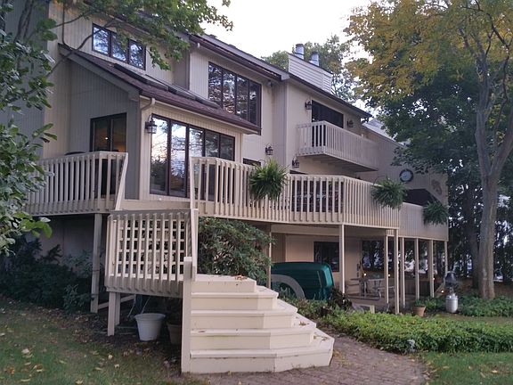 5th image of 810 Pine Bay Ave