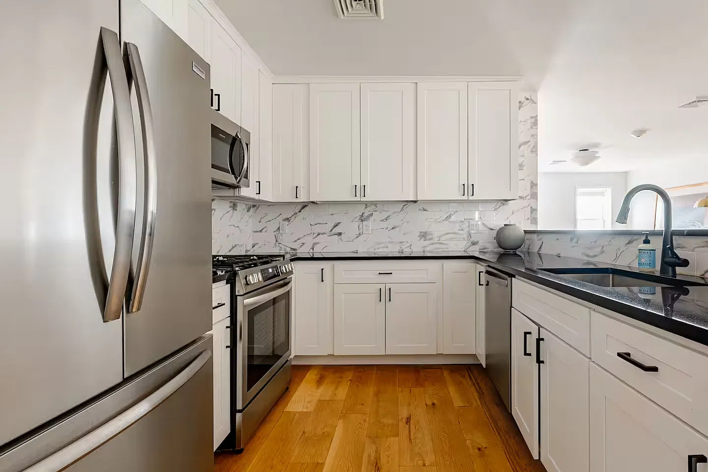 2 bed, 1000 sqft, $4,000 — Photo 4