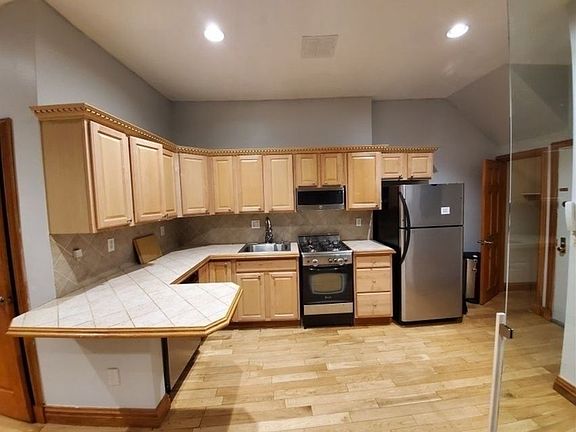 3rd image of 536 E 6th St APT 2A