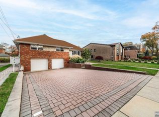 1070 Cumbermeade Rd, Fort Lee, NJ 07024