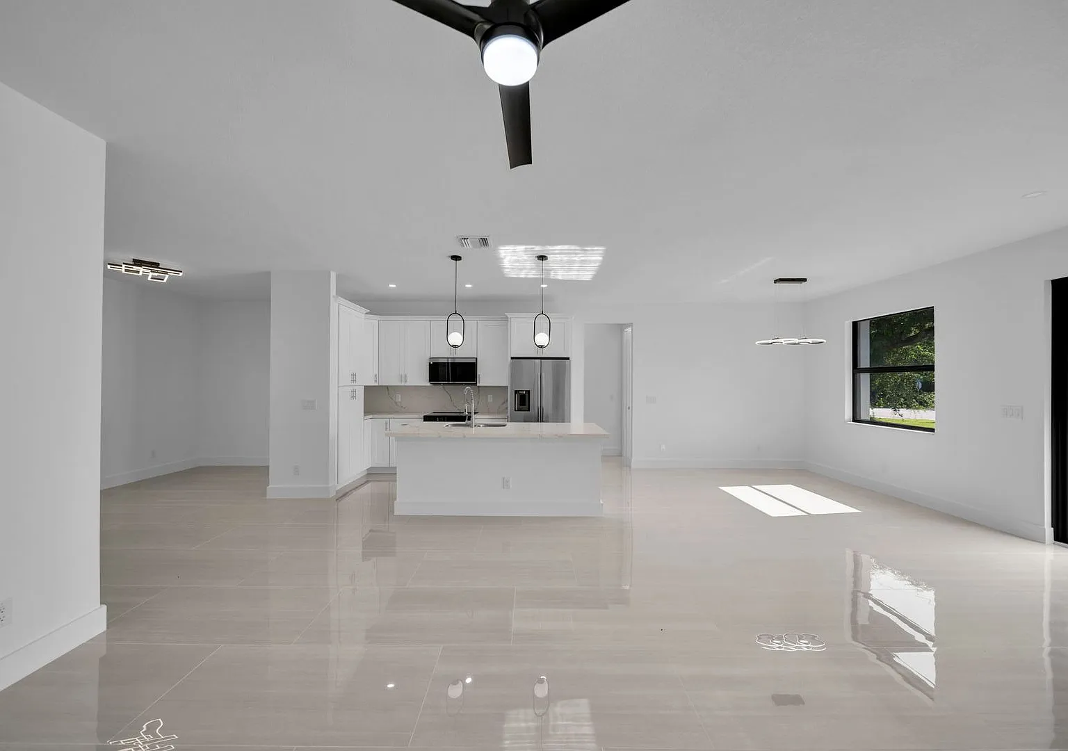 Single family for rent located in Port Charlotte FL!. 3BR+Den/2Bath.City Water — Photo 2