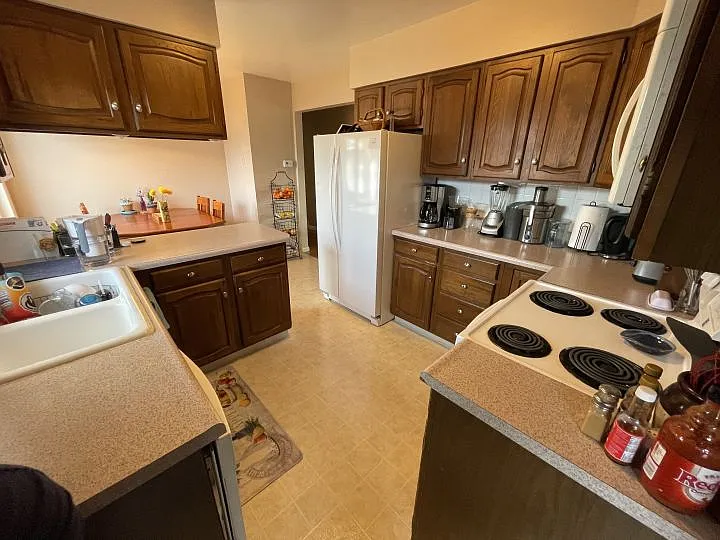 4 bed, 1.5 bath, 2064 sqft, $1,975 — Photo 3