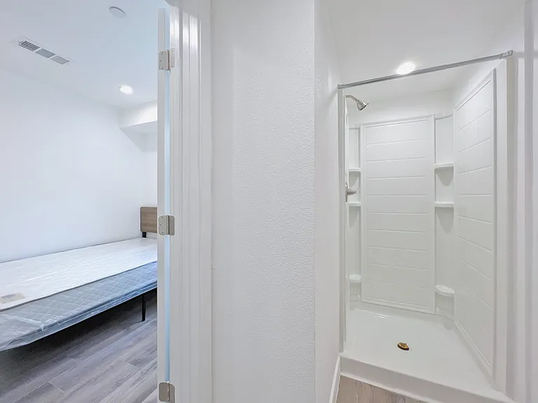 1368 W 35th St #8 — Photo 24
