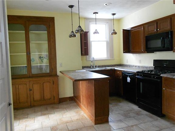 4th image of 538 Sidney St