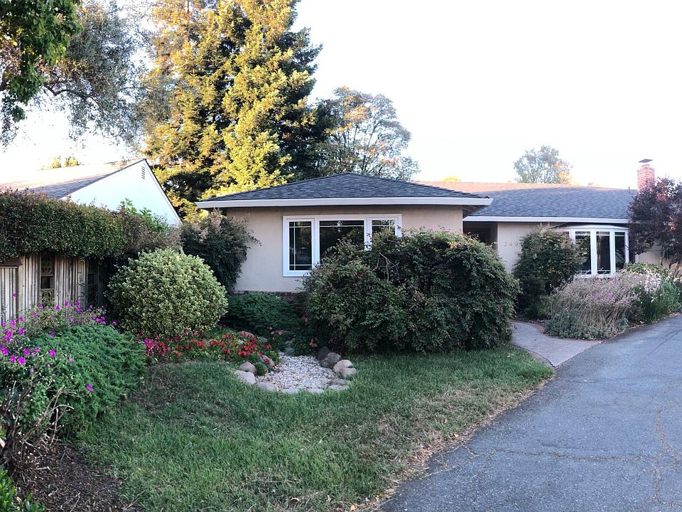 One-story ranch house is bigger than it looks. Located on a quiet cul-de-sac convenient to midtown shopping and 101. Bike to either farmer's market on Sat or Sun mornings. Solar PV system means electricity is guilt-free and actually included in the rent