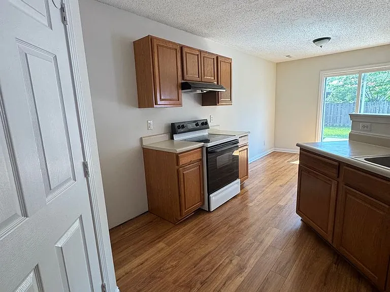 1209 Porchester Ln — Photo 7