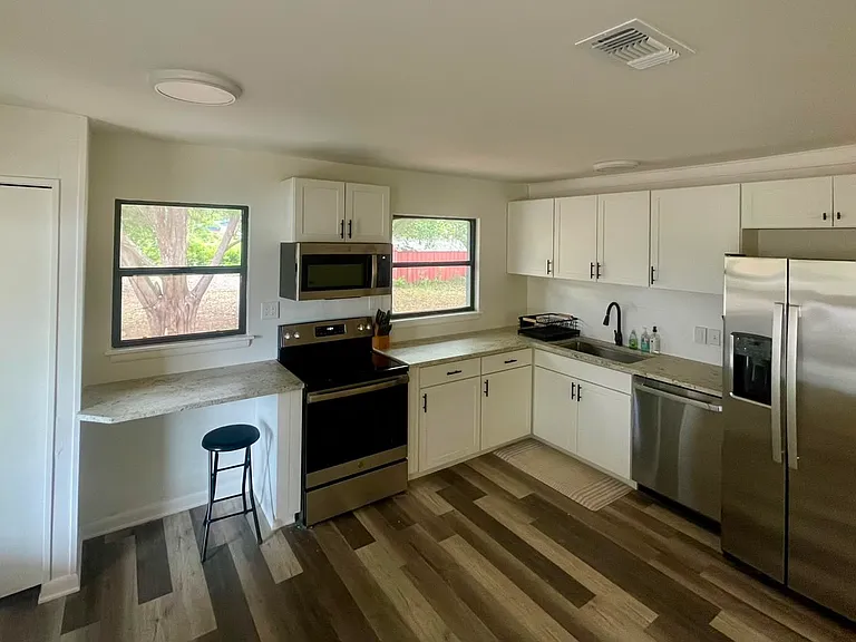 370 Coral Dr SW — Photo 3