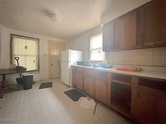 3rd image of 3122 W 71st St