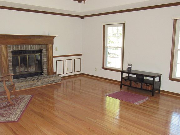 4th image of 5005 Cloverhill Dr