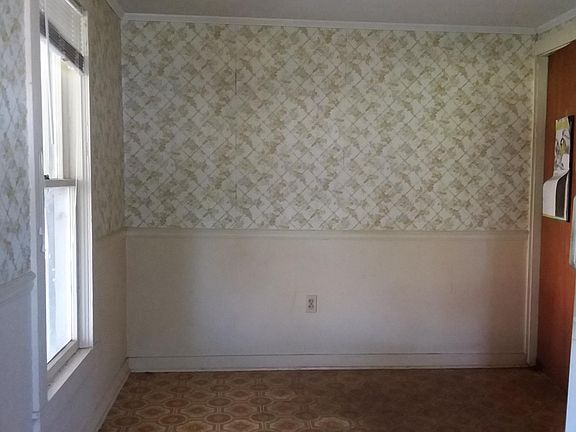 5th image of 618 W Banfill Ave