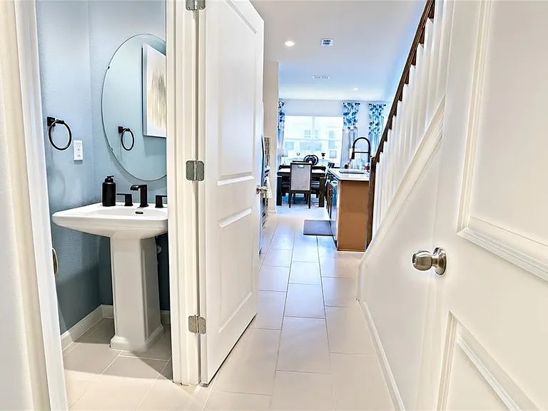 1120 Lakeshore Breeze Pl — Photo 17
