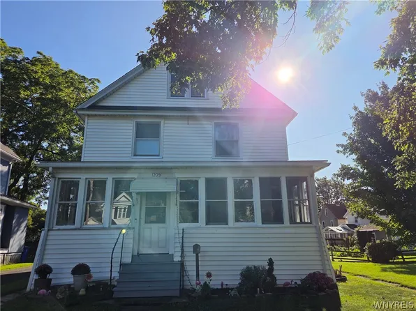 1209 West Ave, Medina, NY 14103