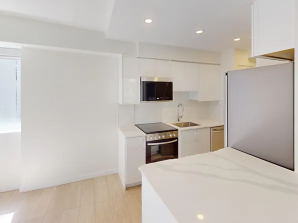 The Windsor, 1924 Barclay St, Vancouver, BC V6G 1L3