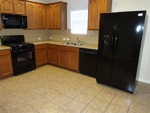 4 bed, 2.0 bath, 1830 sqft, $2,205 — Photo 2