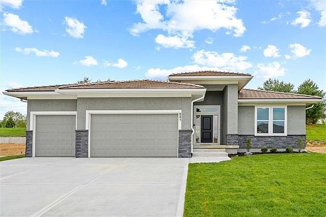 1st image of 521 NE Sienna Pl
