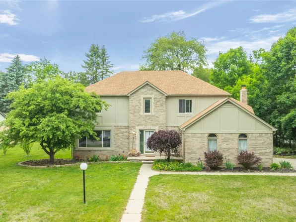 8924 Woods Edge Dr, Commerce Township, MI 48382