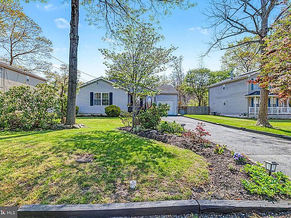 3rd image of 486 Genista Ave