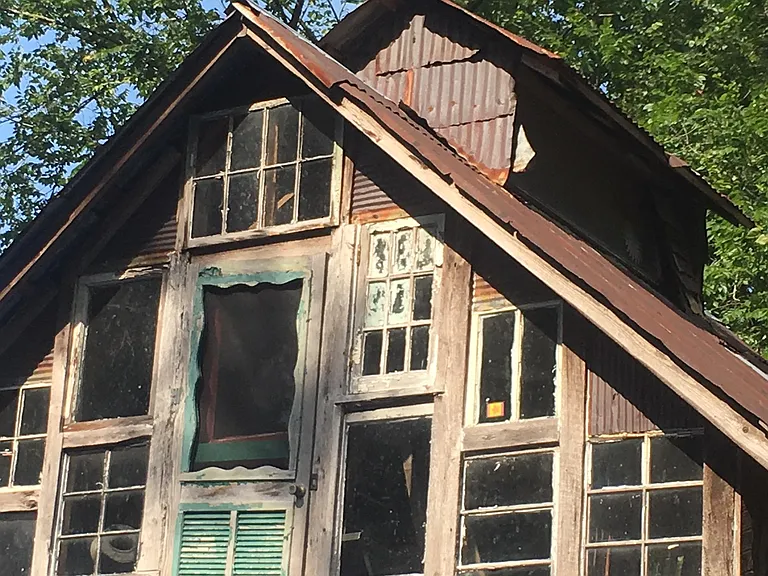 Barn on the property, located across from the garage. Not much used but very scenic.