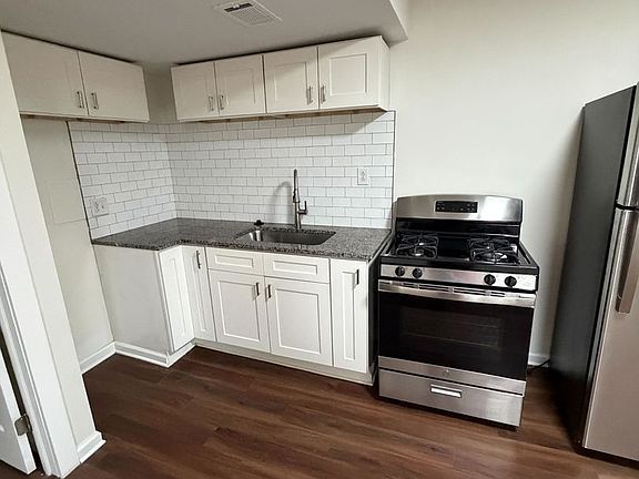 3rd image of 1450 E Fulton St #C