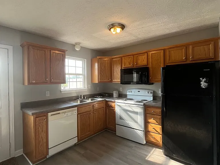 161 Coachman Ct — Photo 2