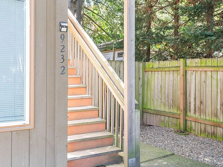 $500 off! Updated, upstairs 2-bdrm/1-bath triplex aptOn-site w/d, off-street parking, near downto... — Photo 24