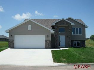 1905 Rock Ridge Ln, Saint Peter, MN 56082