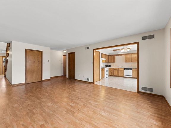 2nd image of 3729 Sandalwood Dr