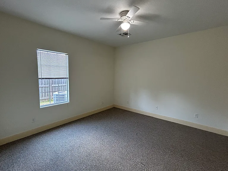 806 Derry Dr — Photo 4