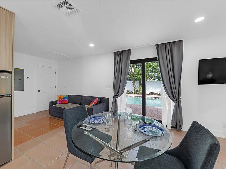 307 N Highland Dr — Photo 13