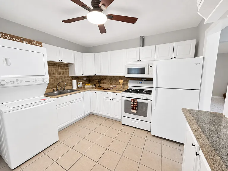 6847 Hawthorne Ln — Photo 10