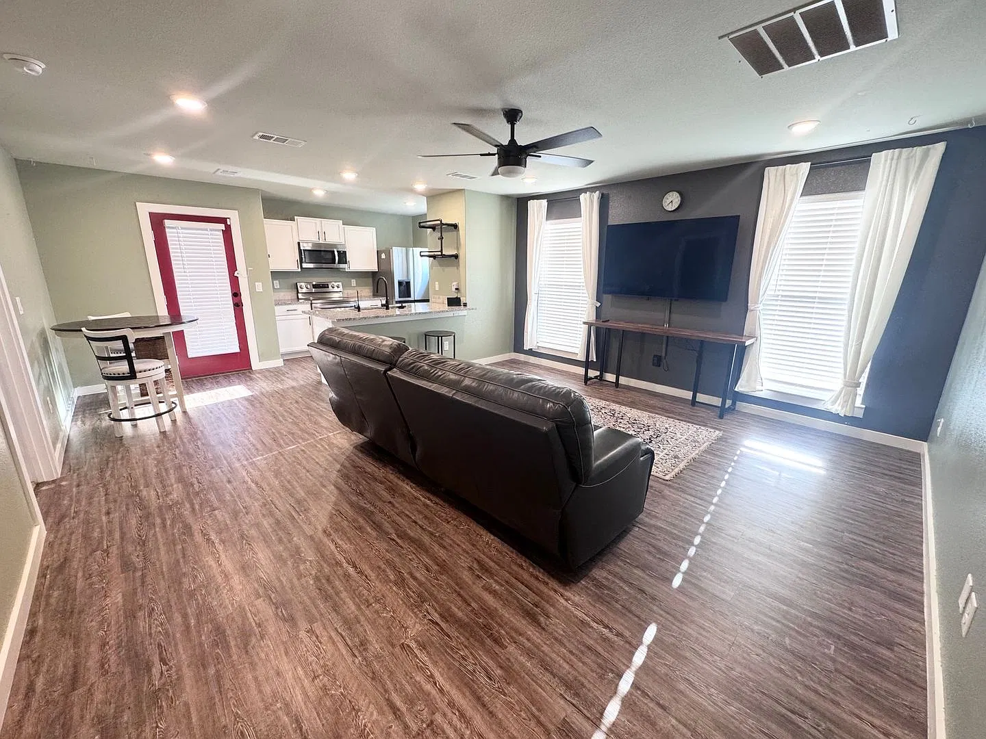 2 Bed 2 Bath House Furnished! — Photo 2