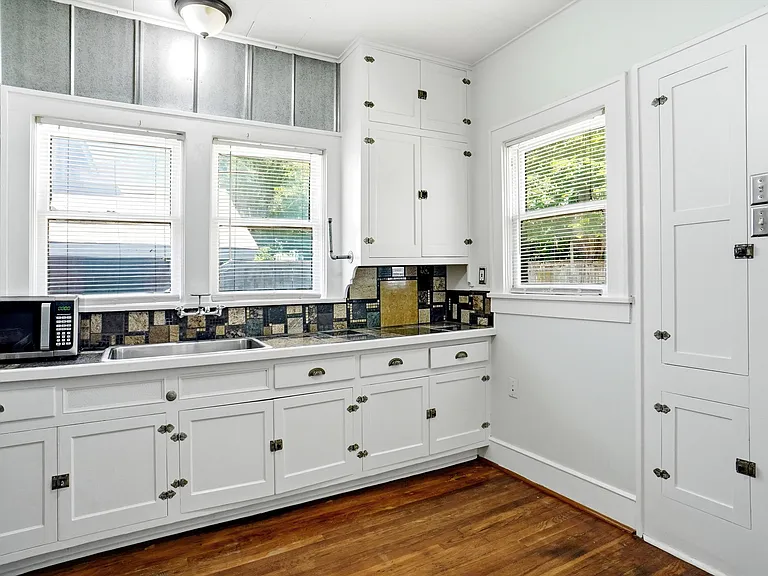 1806 Clover Ln — Photo 8