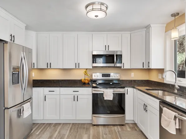 6 Mills Farm Circle #R, Derry, NH 03038