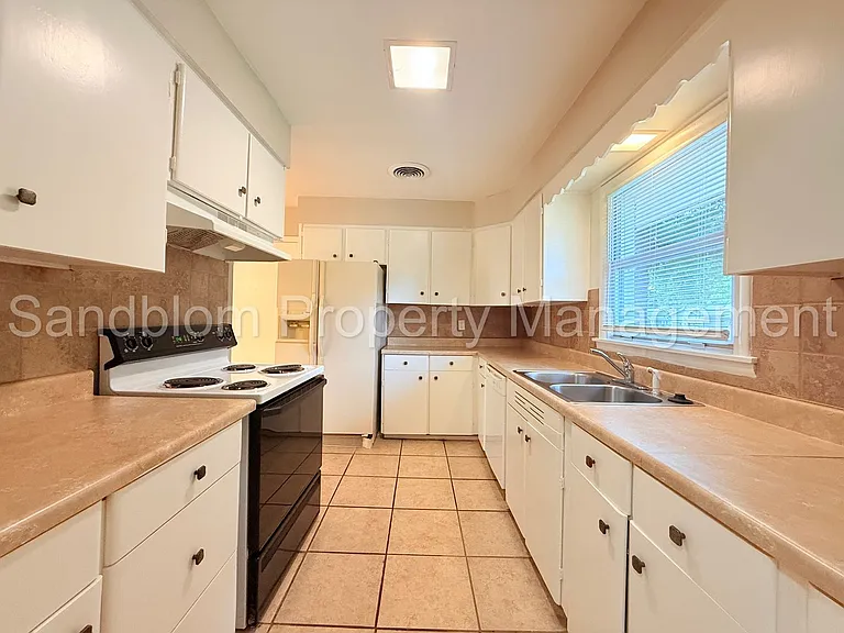 4534 E 39th St — Photo 10