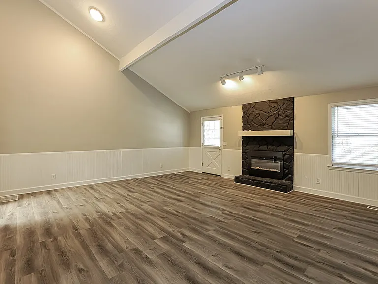 1398 Lakeview Pkwy — Photo 6
